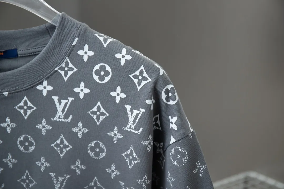🅿️180 High-quality Lv 2025 early spring new model, MONOGRAM presbyopic gradient short-sleeved T-shirt, using digital printing technology to render pixel light and shadow for the Monogram gradient pattern, and its silk-screen texture and knitting effect complement each other. Synchronized with the official website, pure cotton fabrics at the counter! Comfortable against the skin, durable and easy to wear, meticulous original craftsmanship, custom-made 260g vat-dyed fabric, very comfortable to the touch, latest brick cabinet synchronization, OS off-shoulder version, fashionable and individual, super versatile and good-looking, very suitable for both men and women, must-have style, hang tag, collar label, washed wheat, complete with three labels S M L XL